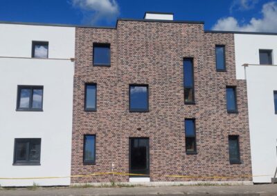 Frontansicht eines fertiggestellten Mehrfamilienhauses in Vorsfelde