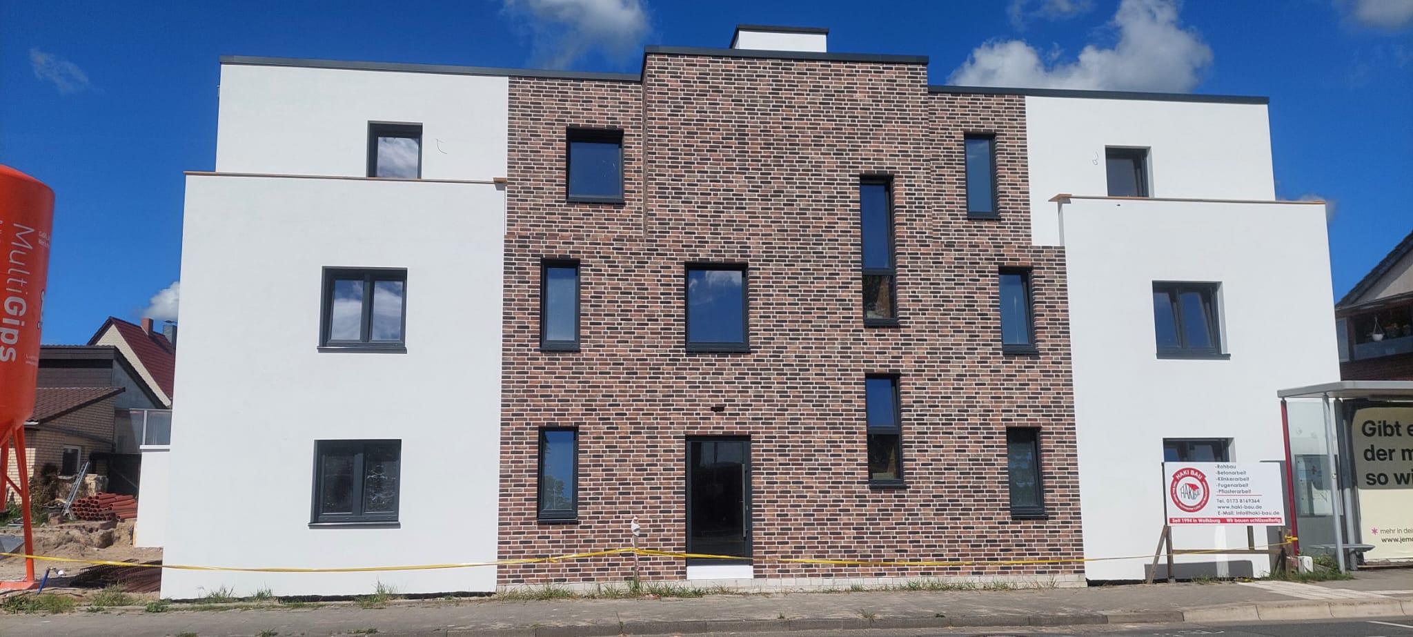 Moderne Klinkerfassade eines Neubaus in Wolfsburg Vorsfelde