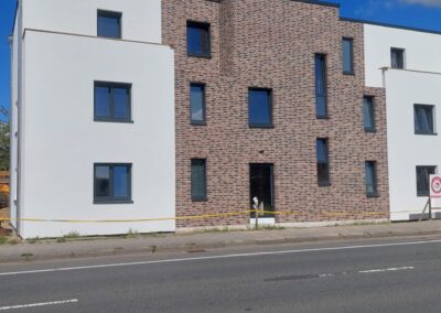 Seitliche Ansicht des Mehrfamilienhauses in Vorsfelde